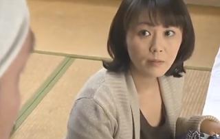 娘の不在時に娘婿と背徳の交尾を貪る四十路美熟奥様！色白巨乳の嫁の母の色香に抵抗不能の不倫SEX！円城ひとみ