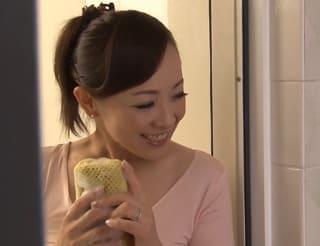 背中流そうか?…♡溺愛する息子の若いカラダに興味津々の四十路母が風呂に乱入して性処理しちゃう…♪ 南澤ゆりえ