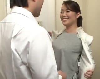 ここからはオプションですよ…♡ムッチリボディのおばさん生保レディが肉弾接待で成約取りまくる！ 栗野葉子