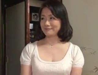 あなたも親になったのね…♡初孫を連れて帰省した息子に甘えられてカラダを許してしまう五十路母…！ 波木薫