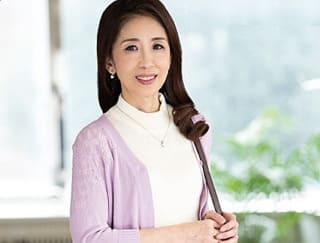＜初撮り熟女＞エレガントな六十路奥様が息子程の若い男優に乙女モードで照れまくり…♪  亀山ちえ子