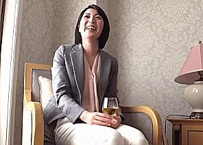 キャリアウーマンの37歳美熟人妻OLが旦那にナイショでAV撮影に！男優のテクで連続膣イキ！五十嵐潤