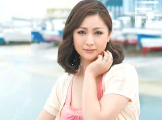 未亡人の四十路熟女が漁船の上で荒くれ漁師たちに犯される！ 松嶋友里恵