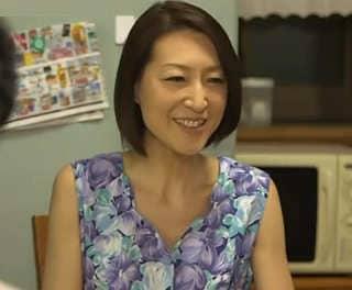五十路奥様が息子たちに夜這いされ禁断交尾！スレンダーなガリ貧乳ボディを凌辱され… 笛木薫