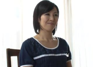 旦那がいる部屋で快楽に流され実の息子と関係してしまった四十路妻！谷原希美