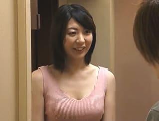 スレンダーな四十路の美人奥様が夫婦の寝室で一回り以上も歳の離れた隣人の若者と濃厚に交わり合う…！五十嵐潤