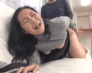 隣人に自慰行為を盗撮された五十路奥様！動画をネタにカラダを強要され自宅で凌辱の寝取られSEX！松岡瑠実