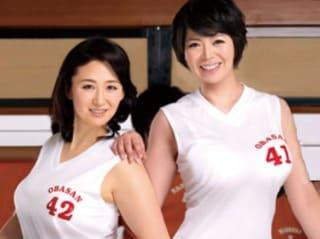 旦那もいないことだし…♡ママさんバレーで合宿中の四十路奥様たちが男子学生と合流して大乱交…！ 加藤英子 竹下千晶