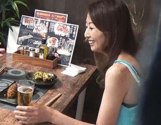相席居酒屋で独り飲みしてたノリのいい三十路奥様をナンパ！スレンダーな美乳ボディをいただいちゃう！！
