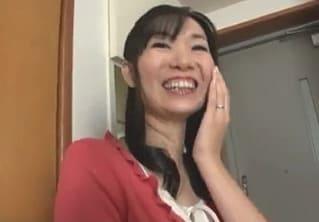 ＜初撮り熟女＞いっぱい出して下さい！…♡貞淑な四十路奥様が外見とは裏腹なド淫乱ぶりを発揮…！ 椎名明日美