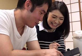 え、本気なの？…♡温泉旅行で息子に想いを告げられたスレンダーな五十路母が禁断の一線を越える…！ 白山葉子
