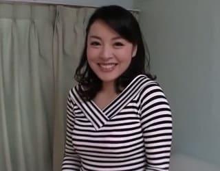 ＜初撮り人妻＞笑顔の可愛いアラフォー奥様が5年振りのSEXで欲望解放…！他人棒で激付きされ悶絶… 松慶子