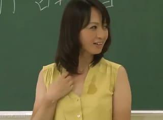 2人だけの秘密ョ…♡五十路の人妻女教師が誰もいない真夏の教室で汗だくの補習講義！ 安野由美