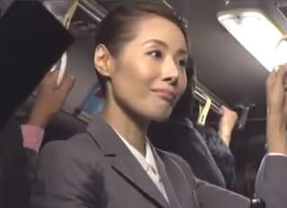 え、こんなおばさん痴漢するの？無防備な四十路人妻OLが車内で…森下美緒