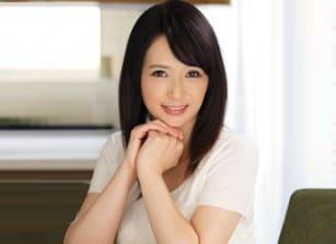 あの子には内緒よ…♡笑顔の可愛い五十路奥様が息子の友人を誘惑して熟れたカラダに中出し強要…！ 安野由美