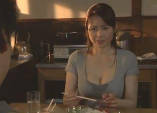 父親の再婚相手の美人な四十路継母に義息が欲情！汗ばむ真夏の夜に夜這いされ抗えず熟れたカラダを許してしまう… 三浦恵理子