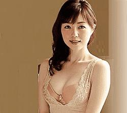奥さん素敵ですよ…♪三十路の美熟妻が矯正下着の訪問販売に訪れた販売員に優しくサポートされ…岡野美由紀