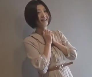 結婚生活に不安と不満を抱えた三十路奥様が現実逃避の一泊旅行！見知らぬ男性と刹那的な夜を過ごす…