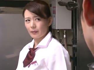 もう、おばさん本気にするわよ？…♡バイト先で若者に告白された四十路奥様が寝取られる…！ 三浦恵理子