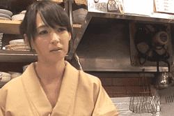 自分で店を持ち女将になるため修行先の店長からのセクハラに耐える五十路未亡人！ 安野由美