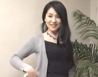 コレ使い方あってます…？艶っぽい雰囲気の美熟奥様をナンパ！マッサージ機のモニターといいつつ性感帯を刺激されて連続イキ…♡