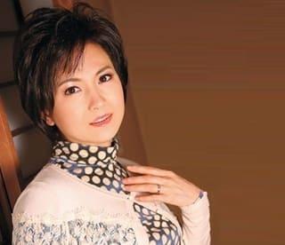 上品なのに妖艶な雰囲気を醸し出す五十路奥様が色白美ボディをねっとり責められ色白美ボディが火照りだし…！ 明石翼 他