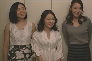 おばさんたちに自慢の巨根を狙われた！泊りに来た母の友人たちが次々と肉棒を奪い合い…ww