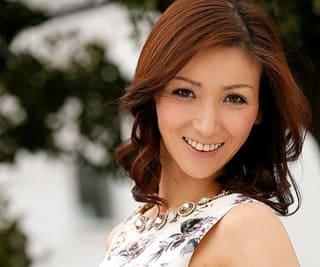 ＜初撮り熟女＞スレンダーで上品そうな四十路美熟奥様がAV出演！期待で濡れた熟マ〇コを激突きされ悶絶イキ！ 美堂かなえ
