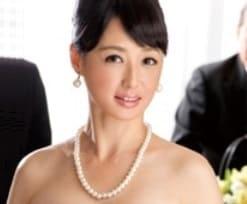 五十路の美人奥様が旦那の主張中に連れ子の長男・次男を次々と誘惑して禁断交尾三昧…♪ 安野由美