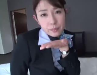 落ち着いた雰囲気の三十路美熟スチュワーデスがキスで淫乱スイッチオン！制服のままキモオヤジと濃厚ハメ！ 今井真由美