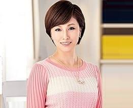 ＜初撮り熟女＞アラフォー美熟奥様が年齢と供に高まる性欲を解放するためAV出演！旦那には言えない痴態を晒す♪ 三上千夏