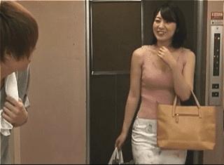 一回り以上も歳の離れた隣人の若者と濃厚に交わり合うスレンダーな美人四十路妻！五十嵐潤