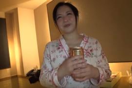 四十路熟女が飲みながら性欲解放！上品モードから一転して若いチ〇ポを貪る…倉本雪音