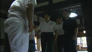 【ヘンリー塚本】股を開き、オマンコを開けっぴろげで自慰行為をする人妻の元へ警察がやってくる。(黒木小夜子)