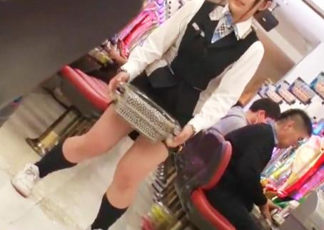 《店内でイキ潮》パチンコ店の美人店員がバイブを挿入され潮吹きイキし店内にオシッコをまき散らし生ハメSEXされる！