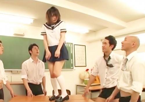 《輪姦×中出し》激カワ女子高生が全裸を強要され興奮した男たちに連続中出し輪姦される！