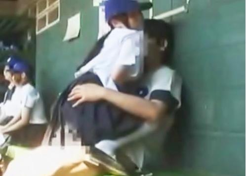 《衝撃映像》野球部の女子マネージャーがベンチでこっそり野球部員を射精させる様子！