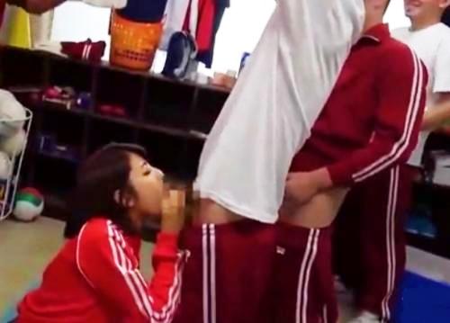 《女子マネージャー×性処理係》『次、俺な！』大勢の男子部員たちを順番にフェラチオする！高校のバレー部の女子マネージャー！