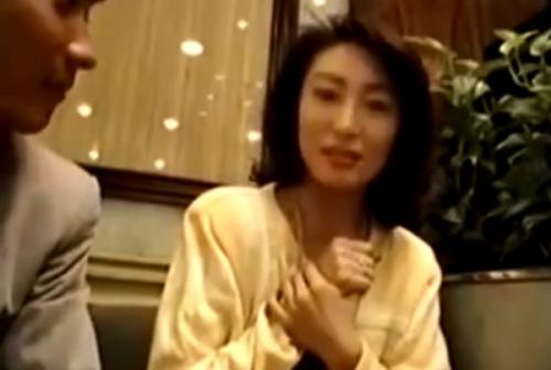 【土下座ナンパ】最初は疑っていた上品で綺麗な美熟女もお金とチンコの欲望に負け、手マン潮吹きの後、次々と巨根をハメられてしまう！