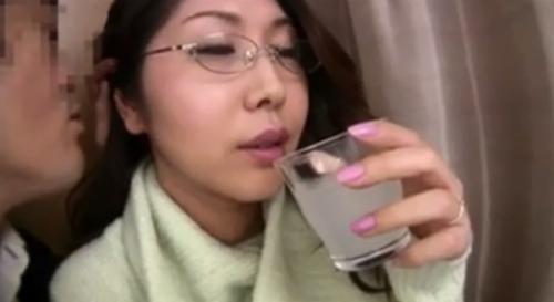 【人妻ナンパ】メガネ美人で清楚な綺麗でセクシーな三十路の奥さんを電マで責め、そのまま生ハメ中出し！