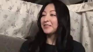 【熟女ナンパ】色白で真面目そうな四十路の美人妻を口説き、そのまま生ハメ中出し！