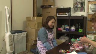 ぽっちゃりの色白の五十路高齢熟女がローターをあてられ変態スイッチオン！