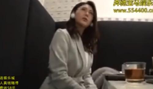 【熟女ナンパ】よくもこんな綺麗で上品なメガネ美人を捕まえた！清楚でスレンダーな美乳の四十路間近の美人妻を連れ込み、徐々に脱がしていく！