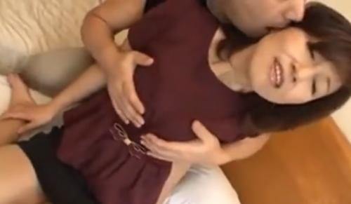【熟女ナンパ】ビンビンに勃起した黒い乳首がエロ過ぎるセクシーでスレンダーな四十路の美人妻を連れ込み、ガチハメ、ザーメンぶっかけ！