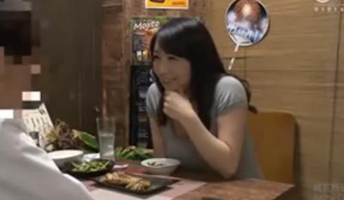 【熟女ナンパ】男を見つめる目がエロすぎる黒髪ロングの清楚で綺麗な美巨乳の四十路の美人妻を酒に酔わせお持ち帰りし、そのまま生ハメ中出し！