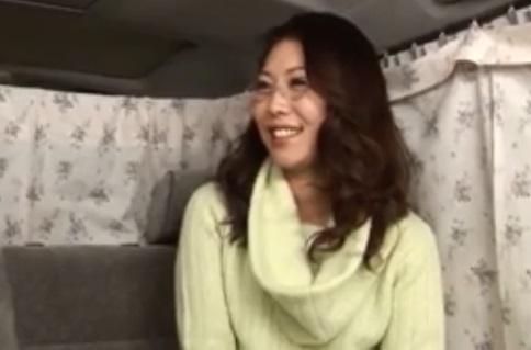 【人妻ナンパ】メガネ美人で笑顔の素敵なスレンダーでセクシーな三十路の奥さんを連れ込み、生ハメ中出し！