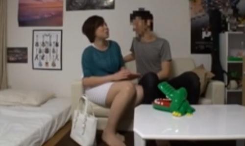 【熟女ナンパ】【隠し撮り】最初は拒んでたクセに徐々に本性を現す色白清楚で美巨乳の四十路の美人妻を押し倒し、生ハメ中出し！