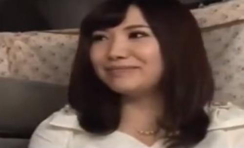 【人妻ナンパ】色白清楚でおっとりとした愛想も良く優しそうなモチモチで超爆乳の三十路の奥さんを連れ込み、生ハメ中出し！