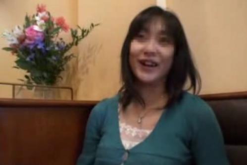 【土下座ナンパ】どこにでも居そうな黒髪で清楚な四十路の人妻を口説き、プロの男優3人にイカされまくる！