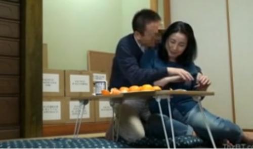 【熟女ナンパ】【隠し撮り】色白の大人しく押しに弱そうな清楚で綺麗なぽっちゃり気味の五十路の高齢美人妻を連れ込み、そのまま生ハメ中出し！